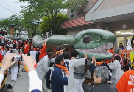 大蛇祭りは群馬県老神温泉で、毎年５月７日と８日にを行われます